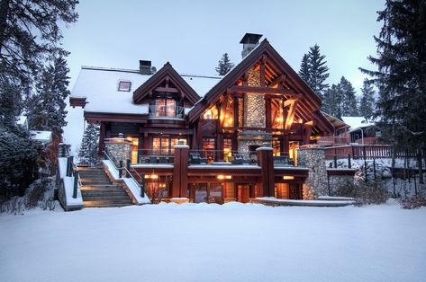 This home in the woods near the Rockies in Canada makes for the perfect getaway to experience nature in a modern and beautiful setting. Cottage Mansion, Mountain Dream Homes, Winter Lodge, Wooden Cabins, Winter Cabin, Beautiful House Plans, Log Home, Cabins And Cottages, Industrial House