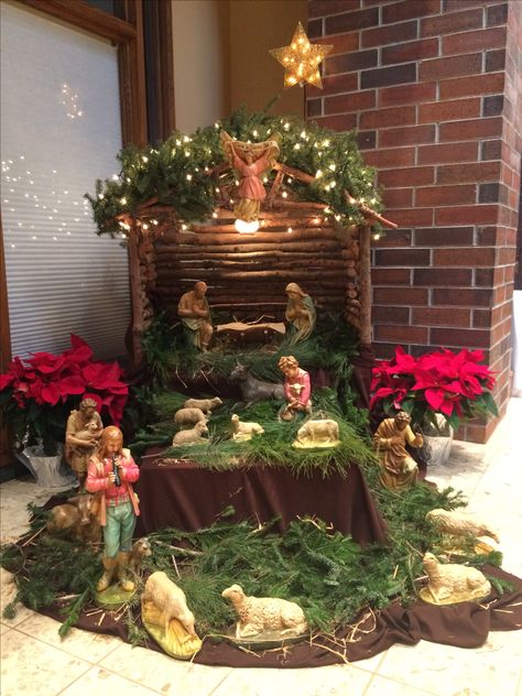 Belen Christmas Decor Diy Recycled, Christmas Crib Decoration Ideas, Crib Decoration Ideas, Navity Scene Ideas, Christmas Nativity Scene Display, Christmas Crib Ideas, Crib Ideas, Christian Christmas Decorations, Crib Decoration