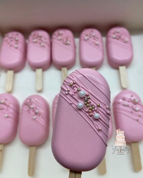 Magnum Cake Pops, Pink Cakesicles, Cakesicles Ideas, Magnum Cake, Cake Pop Boxes, Ice Cream Cake Pops, Chocolate Covered Desserts, Cake Push Pops, Pink Treats