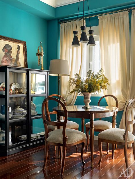 Spain and Russia Happily Married in This Valencia Home - ¡Colour Your Casa! Garden Sunroom, American Style Kitchen, Turquoise Living Room Decor, Turquoise Room, Living Room Turquoise, Turquoise Walls, Moroccan Living Room, Spanish Home, Dining Room Wall Decor