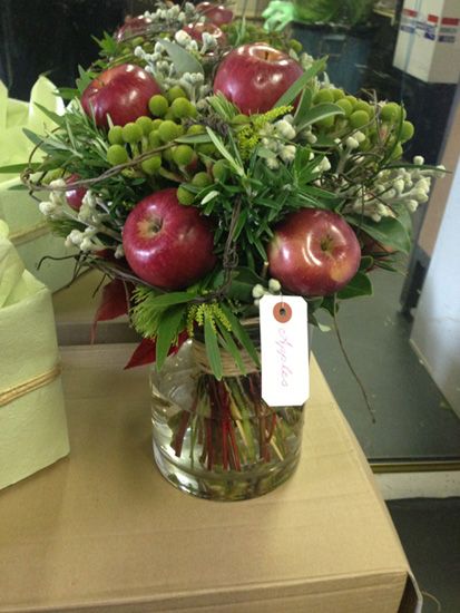 Apple Bouquet, Apple Centerpieces, Apple Wreath, Fall Centerpieces, Horse Party, Fall Flower, Rosh Hashanah, Flower Arranging, Fall Party