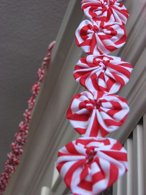 Yo Yo Garland, Yoyo Garland, Peppermint Decorations, Peppermint Garland, Yoyo Crafts, Garland For Christmas, Christmas Peppermint, Yo Yos, Green Garland