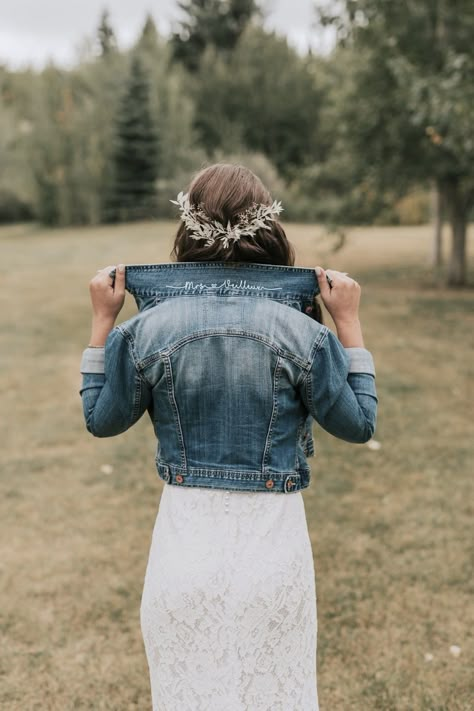 Jean Wedding Jacket, Brides Jean Jacket, Jean Jacket Over Wedding Dress, Jean Jacket With Wedding Dress, Jean Jackets For Bridesmaids, Bride Jean Jacket Wedding Ideas, Jean Jacket Wedding Dress, Bridesmaid Jean Jacket, Wedding Dress With Jean Jacket