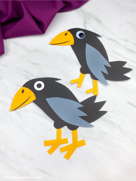 This simple crow craft is an easy fall or Halloween themed activity for preschool and kindergarten children. Preschool Crow Craft, Crow Template Free Printable, Crow Crafts For Kids, Crow Template, Acorn Template, Crow Craft, Quick Halloween Crafts, Mummy Crafts, Spooky Halloween Crafts