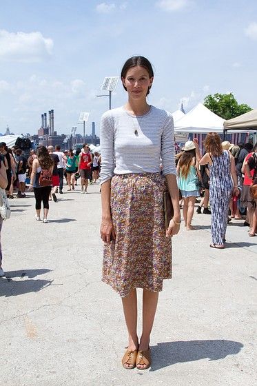 Summer Casual 2023, Summer In The City, Midi Skirt Outfit, Beautiful Peacock, Style Advice, Simple Outfit, Looks Street Style, Street Style Summer, Floral Midi Skirt