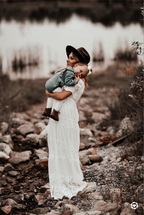 Mommy And Me River Photos, Mommy And Me Lake Photo Shoot, Moody Mommy And Me Photos, Mommy And Me Photo Shoot One Year Old, Mommy And Me Photo Shoot Winter, Western Mommy And Me Photos, Mother Toddler Photoshoot, Fall Mommy And Me Pictures, Spring Mommy And Me Pictures