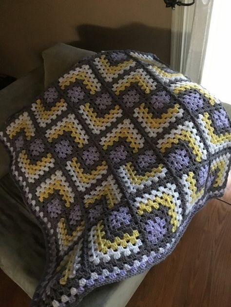 Modern Mitered Granny Square - Free Pattern Varigated Crochet Granny Squares, Mitered Granny Square, Crochet Quilt Pattern, Granny Square Crochet Patterns Free, Crochet Afghan Patterns Free, Crochet Bedspread Pattern, Crochet Blanket Designs, Crochet Granny Square Blanket, Crochet Bedspread