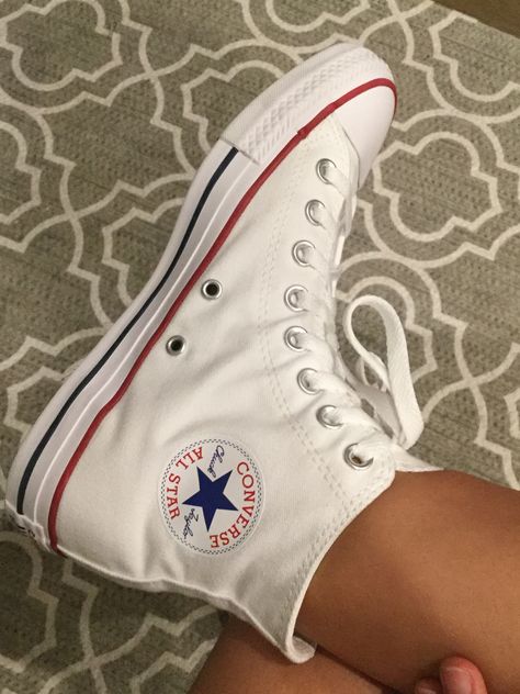 Star Aestethic, Off White Outfit, Knee High Converse, High Converse, High Top Converse Outfits, Chuck Taylor Shoes, White Chucks, Dr Shoes, Converse White