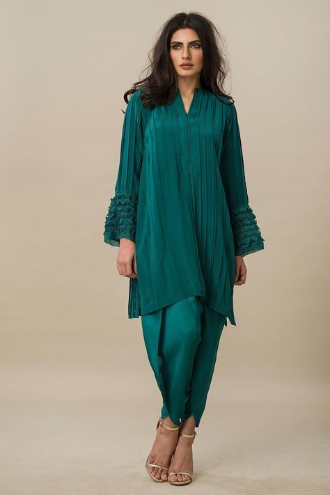 Silk dress  pleated and plain in green available online by Nida Azwer designer dresses#springcollection #spring #readytowear #pretwear #unstitched #online #linen #lawncollection #linen #linencollection #chiffon #cotton #embroidered #printed #digital #lahore #karachi #islamabad #newyork #london #pakistan #pakistani #indian #alkaram #limelight #nishat #khaddar #daraz #gulahmed #blackfriday #pakistani_dresses #best_price #indian_dresses  #eid #eiddresses #eidcollection Silk Dress Patterns Indian Kurti, Plain Dress Designs Pakistani, Dress Patterns Indian Kurti, Pleated Dress Indian, Silk Dress Pattern, Nida Azwer, Fancy Gown, Indian Kurti, Embroidered Dresses