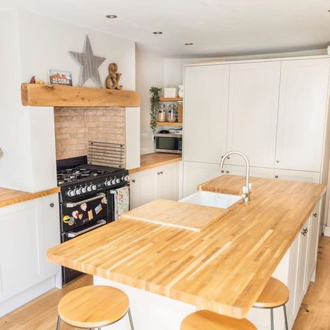 Need white shaker kitchen cabinets inspiration? Look no further. Here is our Allendale Antique White kitchen cabinets demonstrating how warm and cosy a cream shaker kitchen ideas can look. Finish with oak worktop kitchen and a range cooker in chimney. @creating_our_forever_home White Shaker Kitchen Wooden Worktop, Allendale Antique White Kitchen, Beige Kitchen Wooden Worktop, White Kitchen Oak Worktop, Neutral Kitchen Wood Worktop, Cream Kitchen Wooden Worktop, Cream Kitchen Oak Worktop, Antique White Kitchen Cabinets, Howdens Kitchens