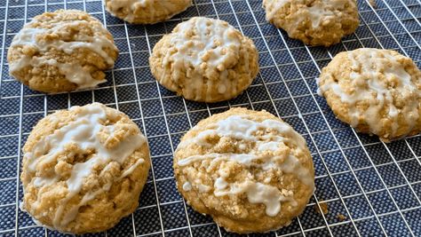 Banana Crumb Cookies are thick and chewy, with a deep molasses banana flavor, and buttery crumble topping. Crumb Cookies, Banana Crumble, Banana Cookie Recipe, Crumble Cookie Recipe, Crumble Cookie, Banana Bread Cookies, Banana Cookies, Pastry Blender, Crumb Topping