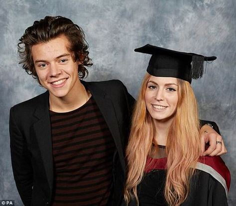 Harry Styles Family, Sheffield Hallam University, Harry Styles One Direction, Gemma Styles, Celebrity Siblings, Face Swap, Camille Rowe, One Direction Harry Styles, One Direction Harry