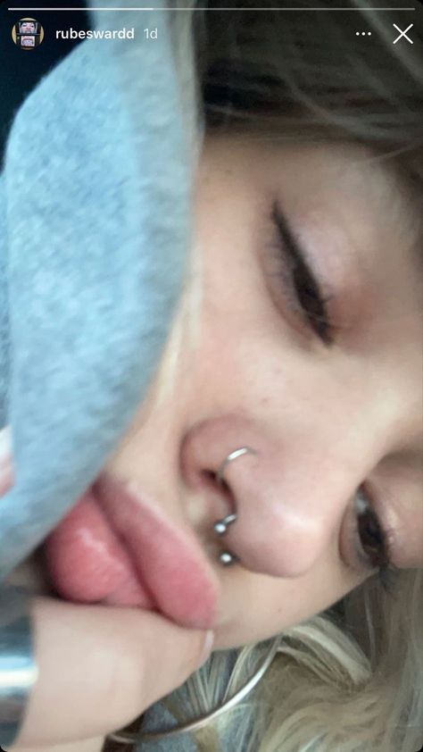 Septum Nose Piercing, Cute Nose Piercings, Pretty Ear Piercings, Face Piercings, Cool Piercings, Cute Piercings, Body Jewelry Piercing, Dope Jewelry, Septum Piercing