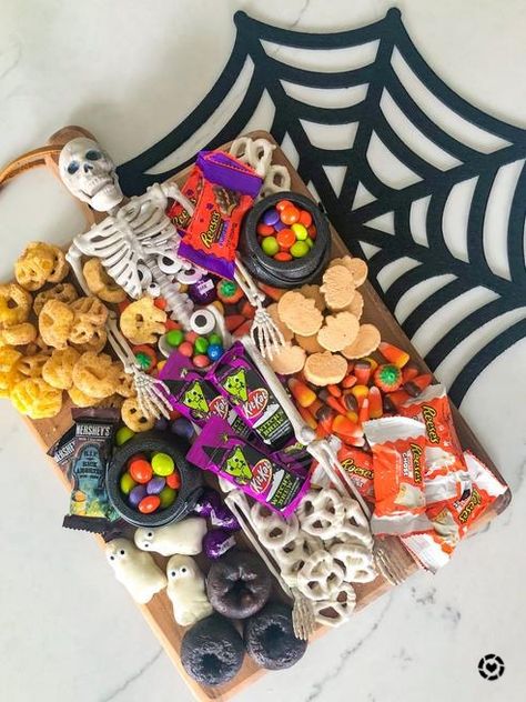 Skeleton Snacks, Skeleton Candy Display, Candy Board Halloween, Witch Snack Board, Sharcudery Board Halloween, Spooky Charcuterie Board Skeleton, Char Spookerie Board, Cacutere Board Halloween, Halloween Uk