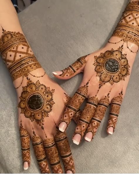 Round Henna Designs, Mehndi Designs Traditional, Indian Mehndi Design, Bridal Henna Design, Round Mehndi, Round Mehndi Design, Mehedi Design, Beautiful Mehndi Designs, Simple Mehendi