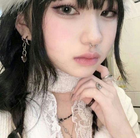 Ulzzang Piercing, Girls With Nose Piercing, Chr Yj, Japan Makeup, Pretty Ear Piercings, Piercing Septum, Cute Makeup Looks, Pfp Icons