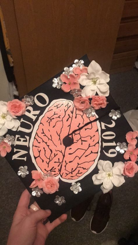 Neuroscience college graduation cap with flowers and a brain Neuroscience Cap Graduation, Neuro Nurse Graduation Cap, Neuro Graduation Cap, Brain Graduation Cap, Graduation Cap With Flowers, College Cap Decorations, College Graduation Photoshoot Ideas, Graduation Things, Psych Major