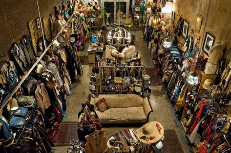 Vintage Dressing Rooms, Vintage Store Ideas, Retail Clothing Racks, Store Warehouse, Store Inspiration, Fashion Design Classes, Vintage Thrift Stores, Clothing Store Displays, Clothing Store Interior