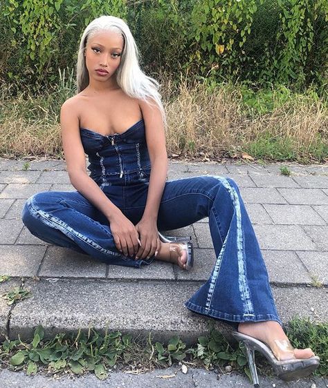 Bell Bottom Jeans Outfit Winter, Shay Izi, Bell Bottom Outfit Ideas, Girl Hiphop, Bell Bottom Jeans Outfit, Bell Bottoms Outfit, Jeans Outfit Winter, Model Poses Photography, Feminine Outfit