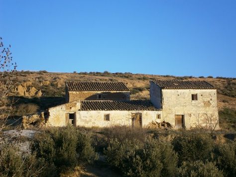 Cortijo, Rustic house for sale € 69,000 Rural Spain, Portfolio Moodboard, Spanish Countryside, Cave Houses, Rustic Houses, Town Homes, Abandoned Homes, Old Stone Houses, Andalucia Spain