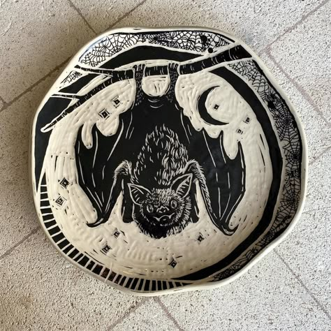 Bats Design, Horror Pottery, Autumn Pottery Ideas, Bat Pottery, Ceramic Halloween, Sgraffito Plate, Ceramic Tattoo, Bat Decor, Fall Pottery