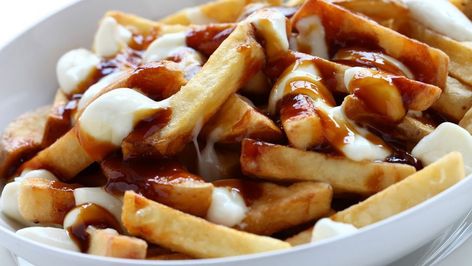 La véritable et authentique recette de la poutine québécoise | Spécial Gastronomie Canadian Poutine, Poutine Recipe, Cheese Curds, National Dish, Canadian Food, Poutine, Sweet And Sour Pork, French Fries, Gravy