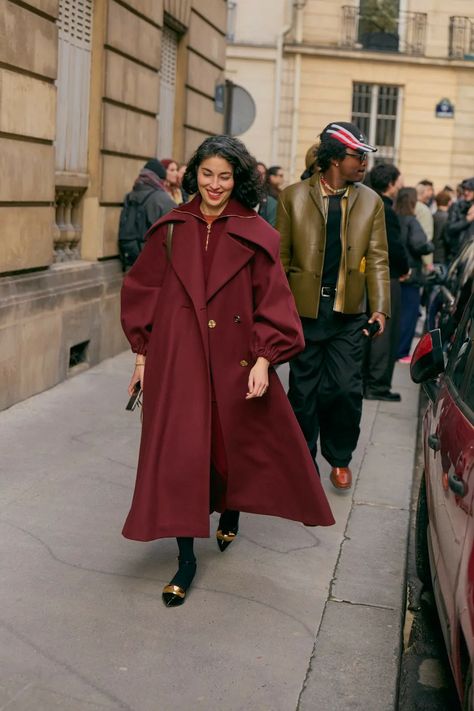 London Street Style Winter, Burgundy Coat Outfit, Fashion Week Street Style Winter, Paris Fall Outfits, Week In Paris, Fashion Week Trends, Top Street Style, New York Fashion Week Street Style, Milan Street Style