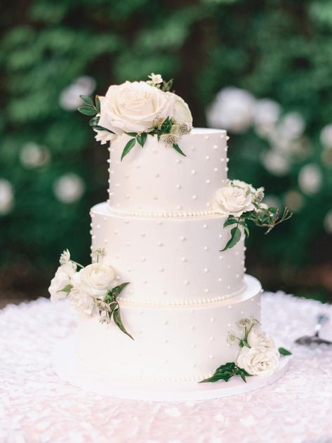 White Tiered Cake With Flowers, Three Teir Wedding Cake, Flower Wedding Cake Ideas, 3 Teir Wedding Cake, Cake With Flowers On Top, Simple Wedding Cake Designs, Wedding Cake Elegant Classy, Wedding Cake With Pearls, White Wedding Cake With Flowers