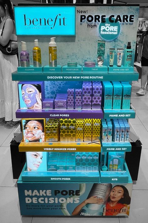 blackunit_20231125_2296_sephora_benefit Skincare Store Display, Skincare Product Display, Sephora Display, Visual Marketing Display, Skincare Stand, Makeup Display Ideas, Skincare Display, Rak Display, Cosmetics Display Stand