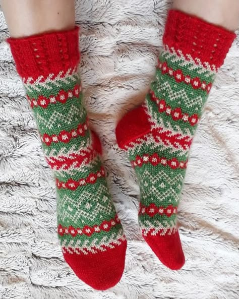 Christmas Socks Knit, Christmas Knitting Socks, Christmas Sock Knitting Pattern, Christmas Knitted Socks, Christmas Socks Knitting Pattern, Fair Isle Socks Pattern, Knitted Christmas Socks, Christmas Socks Crochet, Crochet Christmas Socks