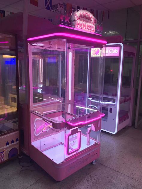 New Model toy claw crane machine for sale Claw Crane, Candy Theme Birthday Party, Vending Machine Business, Crane Machine, Arcade Game Machines, Retail Space Design, Dog Animation, Claw Machine, Beauty Salon Interior