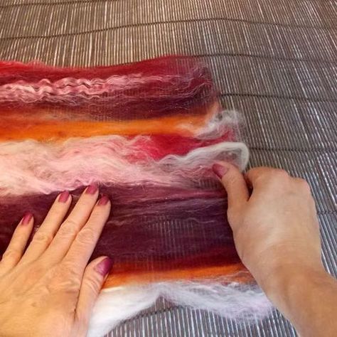 Easy Wet Wool Felting : Add Color & Texture the Easy Way! Step by step felting tutorial Wet Felting Tutorial, Tovad Ull, Felting Tutorial, Felted Bowls, Wool Felt Fabric, Wool Felt Projects, Needle Felting Tutorials, Wet Felting Projects, Felting Wool