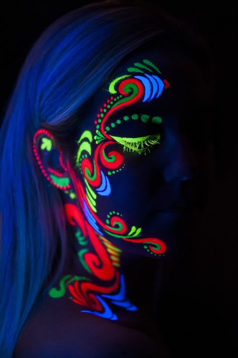 uv Painting by Andre  / 500px Glow Party Outfit, Outfit Painting, Neon Party Outfits, Uv Face Paint, Neon Face Paint, Uv Photography, Uv Makeup, Uv Painting, Fantasy Make-up