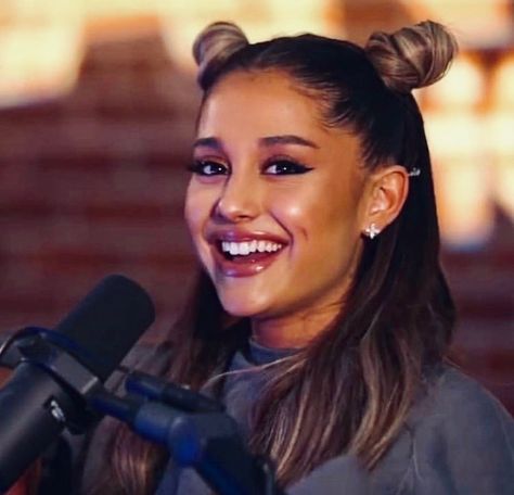 Her smile is so cute Ariana Grande Smiling, Teeth Aesthetic, Ariana Grande Lockscreen, Ariana Grande Cute, Ariana Grande Wallpaper, Ariana Grande Photoshoot, Ariana Grande Photos, Ariana G, Dangerous Woman