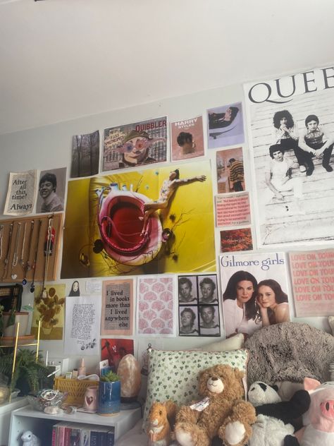 wall collage inspiration harry styles room aesthetic Harry Styles Collage Wall, Harry Styles Room Aesthetic, Harry Styles Poster Wall, Harry Styles Aesthetic Room, Harry Styles Inspired Room, Harry Styles Wall Aesthetic, Harry Styles Wall Decor, Harry Styles Wall Collage Bedroom, Harry Coded Room