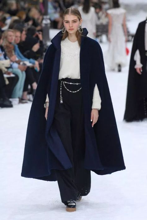 Chanel Show, Chanel 2019, Woman In Suit, Cape Fashion, Chanel Collection, Cape Style, Exclusive Clothing, Futuristic Fashion, Abaya Fashion