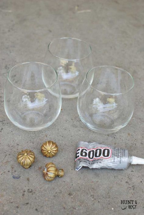 A simple homemade cloche. This mini glass cloche takes seconds to make but gives lasting decorating impact! Mini Cloche, Cloche Decor, Thrift Store Crafts, Glass Cloche, Upcycled Crafts, Décor Diy, Dollar Tree Crafts, Dollar Store Crafts, Dollar Store Diy