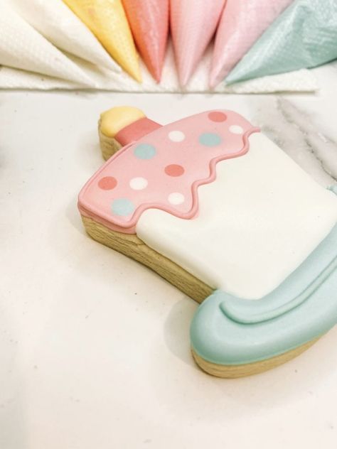 Royal Icing Cookie Tutorial, How To Make Iced Cookies Tutorials, Cake Sugar Cookies Decorated, Decorator Icing For Cookies, Cookie Decorating How To, Puffy Royal Icing Recipe, Royal Icing Flavors, Fluffy Cut Out Sugar Cookies, Best Cut Out Cookie Frosting