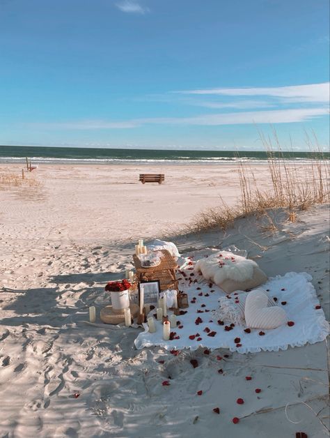 Beach Date Picnic, Beach Picnic Proposal Setup, Couple Beach Picnic Ideas, Anniversary Beach Picnic, Anniversary Picnic, Romantic Beach Picnic Couple, Proposal Beach, Cake Picnic, Cute Proposal