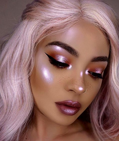 purple highlight Unicorn Inspired Makeup, Subtle Mermaid Makeup, Simple Space Makeup, 90s Rave Makeup, Fairy Princess Makeup, Cosmic Makeup, Rosa Make-up, Holographic Makeup, Unicorn Makeup