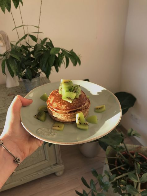 Kiwi Breakfast Ideas, Kiwi Pancakes, Banana Egg Oat Pancakes, Kiwi Breakfast, Pancake Aesthetic, Desayunos Aesthetic, Pancakes Cinnamon, Matcha Pancakes, Kiwi Recipes