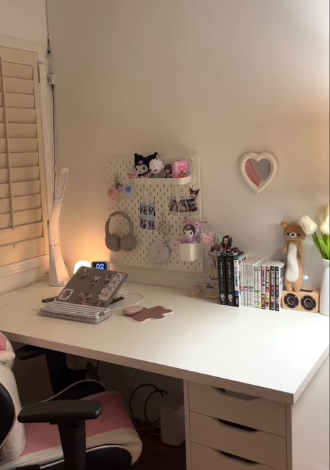 Bedroom room inspo aesthetic Room Inspo Aesthetic, Pink Core, Study Desk Decor, Desk Setups, Study Room Decor, Girly Room, Room Desk, Room Goals, Small Room Design