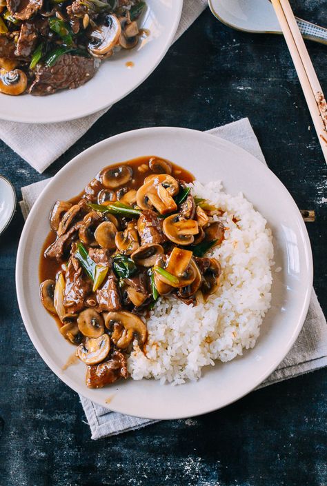 Beef and Mushroom Stir-Fry Rice Plate Oyster Mushroom Stir Fry, Beef And Mushroom Recipe, Fry Rice, Mushroom Stir Fry, Stir Fry Rice, Plats Healthy, Mapo Tofu, Steak And Mushrooms, Oyster Mushroom