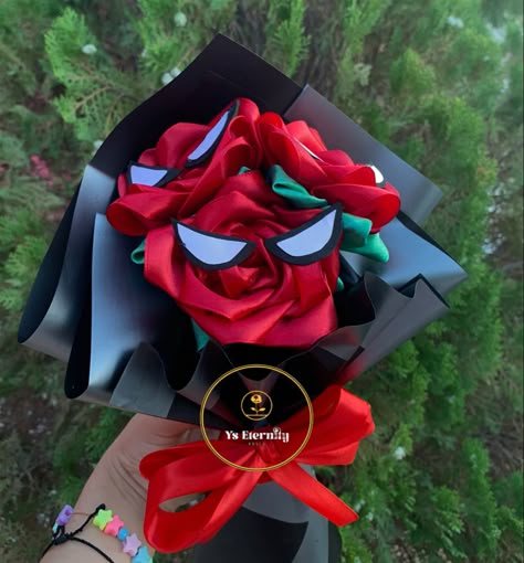 Rosas eternas Spiderman Roses For Him, Ribbon Bouquets, Forever Flower Bouquets, Ribbon Rose Bouquets, Ribbon Flowers Bouquet, Spiderman Gifts, Diy Bouquet Wrap, Ribbon Flower Tutorial, Diy Flores