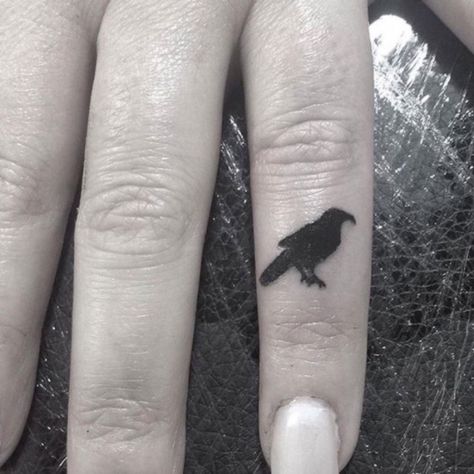 Black Crow Tattoos, Rabe Tattoo, Crow Tattoo Design, Finger Tattoo For Women, Crow Tattoo, Raven Tattoo, Tattoos Geometric, Disney Tattoo, Finger Tattoo