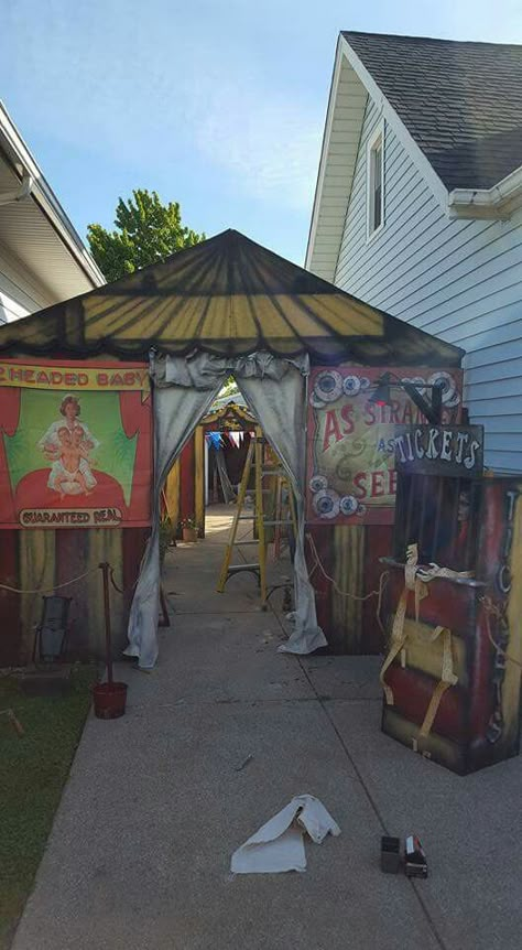 Diy Freakshow Decorations, Creepy Circus Halloween Decorations, Evil Circus Creepy Carnival, Haunted Circus Decorations, Halloween Booth Ideas, Circus Halloween Decorations, Carnevil Halloween Party, Outdoor Haunted House, Homemade Halloween Props