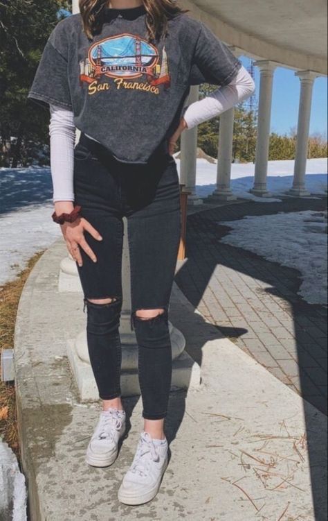 Spring Outfit Women, White Sneakers Outfit, Teenage Outfits, Overalls Outfit, Spring Sneakers, Casual Styles, White Sneakers Women, Teenager Outfits, Slouchy Beanie