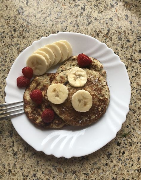 Oatmeal Pancakes Aesthetic, Oat Pancakes Aesthetic, It Girl Food, Aesthetic Pancakes, Pancakes Oatmeal, Oatmeal Ideas, Aesthetic Breakfast, Food Cafe, Oat Pancakes