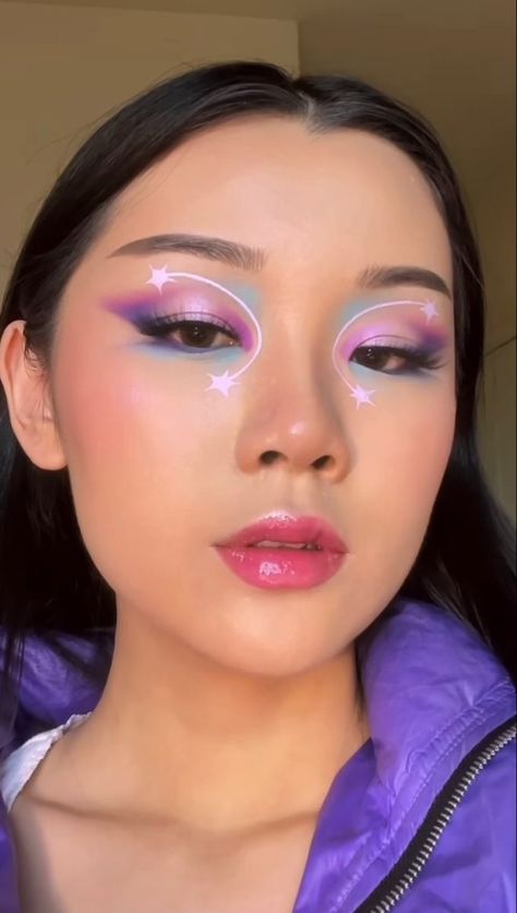 3 Color Eyeshadow Look, Avant Garde Makeup Simple, Fun Purple Makeup, Eyeshadow Looks Color, Creative Art Makeup Looks, Graphic Eye Looks, Fun Make Up Looks, Cute Eye Looks, Makeup Look Ideas Creative