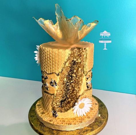 Golden Honey by Polished Pearl Cakes Bees Cake, Raw Honey Recipes, Honeycomb Cake, Pearl Cake, Cupcake Decor, Bee Cakes, Edible Paint, Summer Cakes, Honey Cake